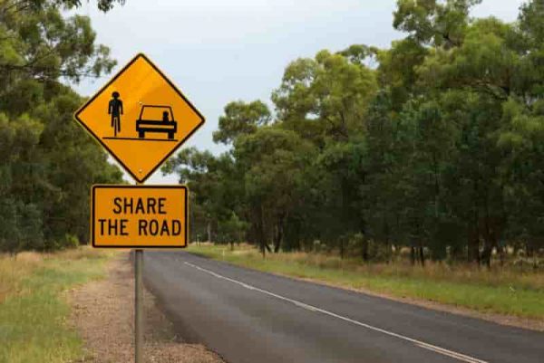 Narrow-Australian-Rural-Road