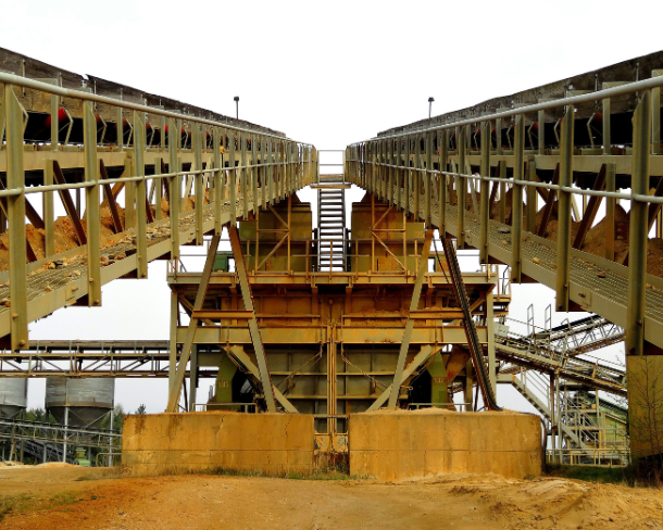 Industrial mining structures aligned for seismic resilience.
